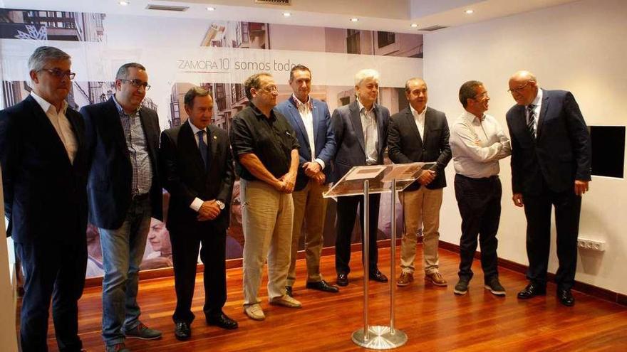 De izquierda a derecha, Javier Díaz, Miguel Ángel García, Manuel Vidal, Óscar Somoza, Francisco Prieto (nuevo gerente de Zamora 10), José María Esbec, Cipriano García, Ángel Hernández y Emiliano Alonso ayer, en la oficina de Zamora 10.