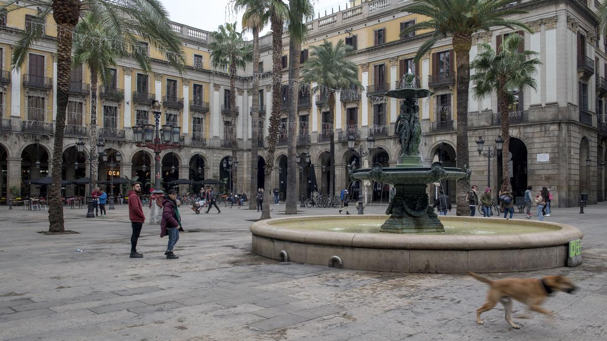 La plaza Reial, bautizada así porque por ahí pasó Isabel II para poner la primera piedra de una estatua erigida en honor de Fernando el Católico, que nunca se completó.