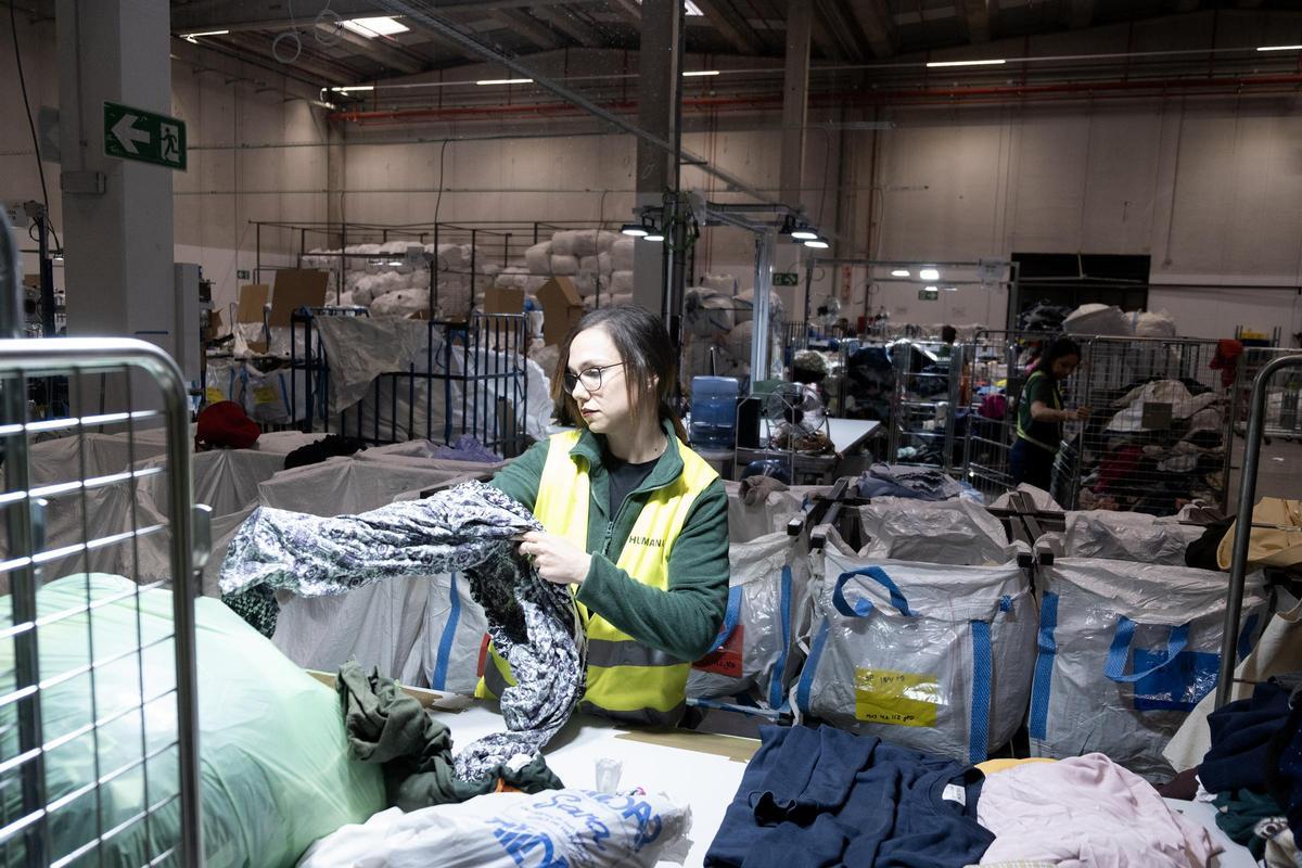 Una trabajadora de Humana en la planta de clasificación en Leganés.