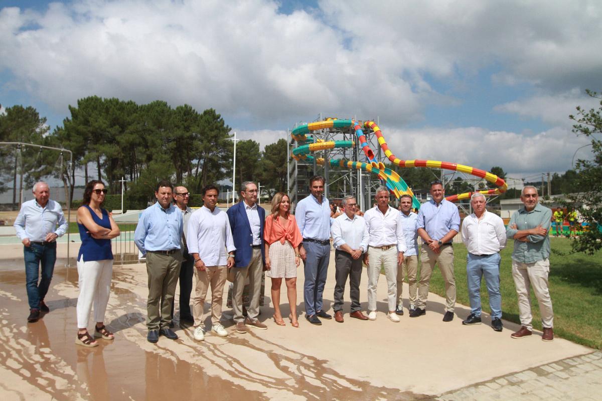 Luis Menor y Diego Calvo, entre otras autoridades, en la inauguración.