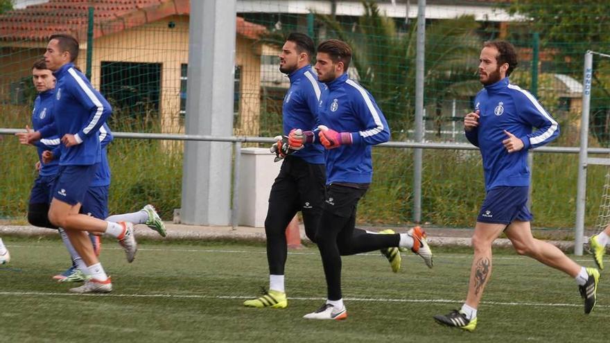 Los jugadores del Avilés, en un entrenamiento en Miranda.