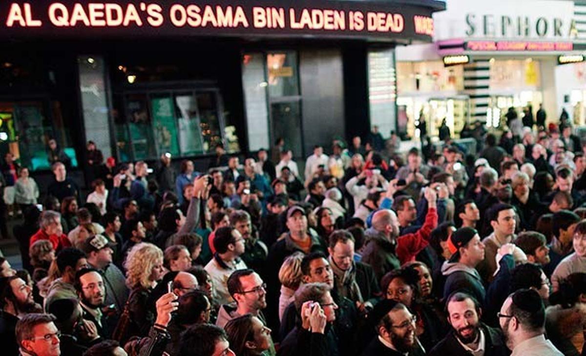Un grup de persones es concentra aquest dilluns a la plaça novaiorquesa de Times Square per celebrar la mort de Bin Laden.