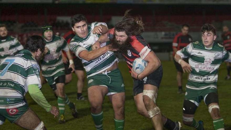 Una de la fases del juego durante al partido jugado ayer entre el Coreti y el Zalaeta. // Bernabé/Ana Agra