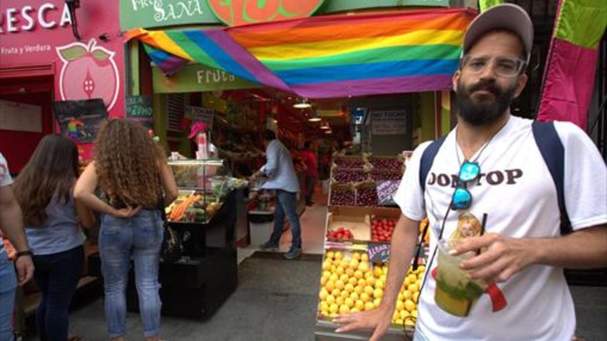 Tiendas y bares de Madrid han colgado la bandera arcoíris en sus puertas.