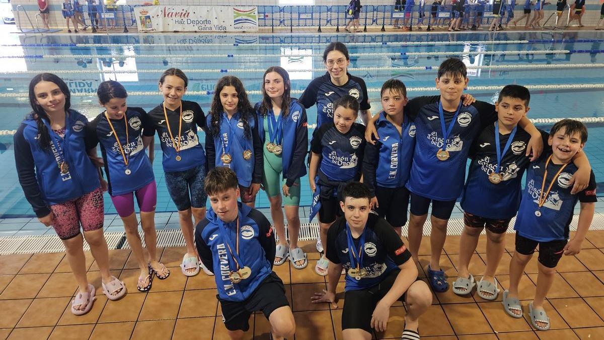 Los medallistas posan después de la competición.