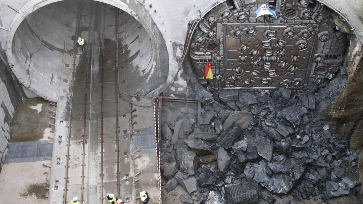 Tuneladoras del AVE en su llegada aUrzáiz en febrero de 2012.