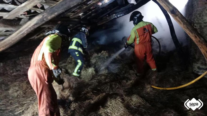 Extinguidos dos incendios urbanos en Carreño y Avilés