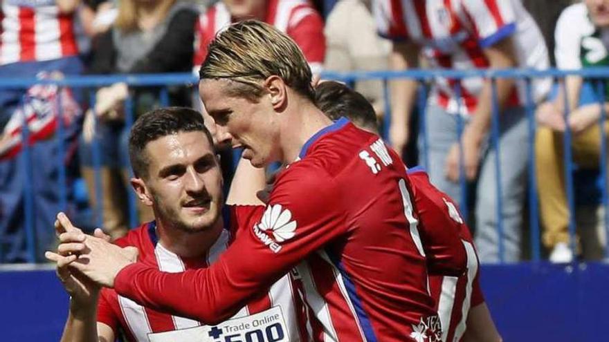 Koke felicita a Fernando Torres por su gol, ayer.