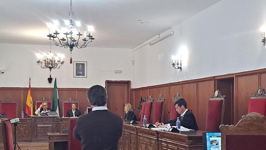 Giro en el juicio del acusado de no auxiliar a un compañero de trabajo que murió de un infarto: el magistrado disuelve el jurado popular y lo absuelve