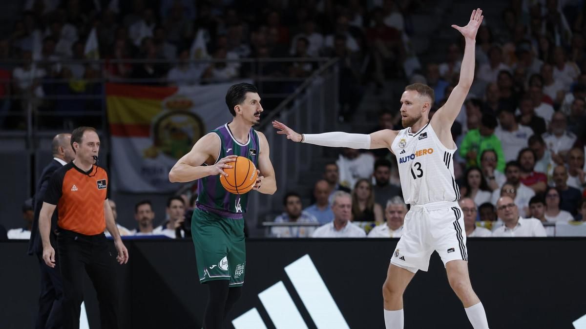 Musa defiende a Djedovic bajo la atenta mirada de Pérez Pizarro.