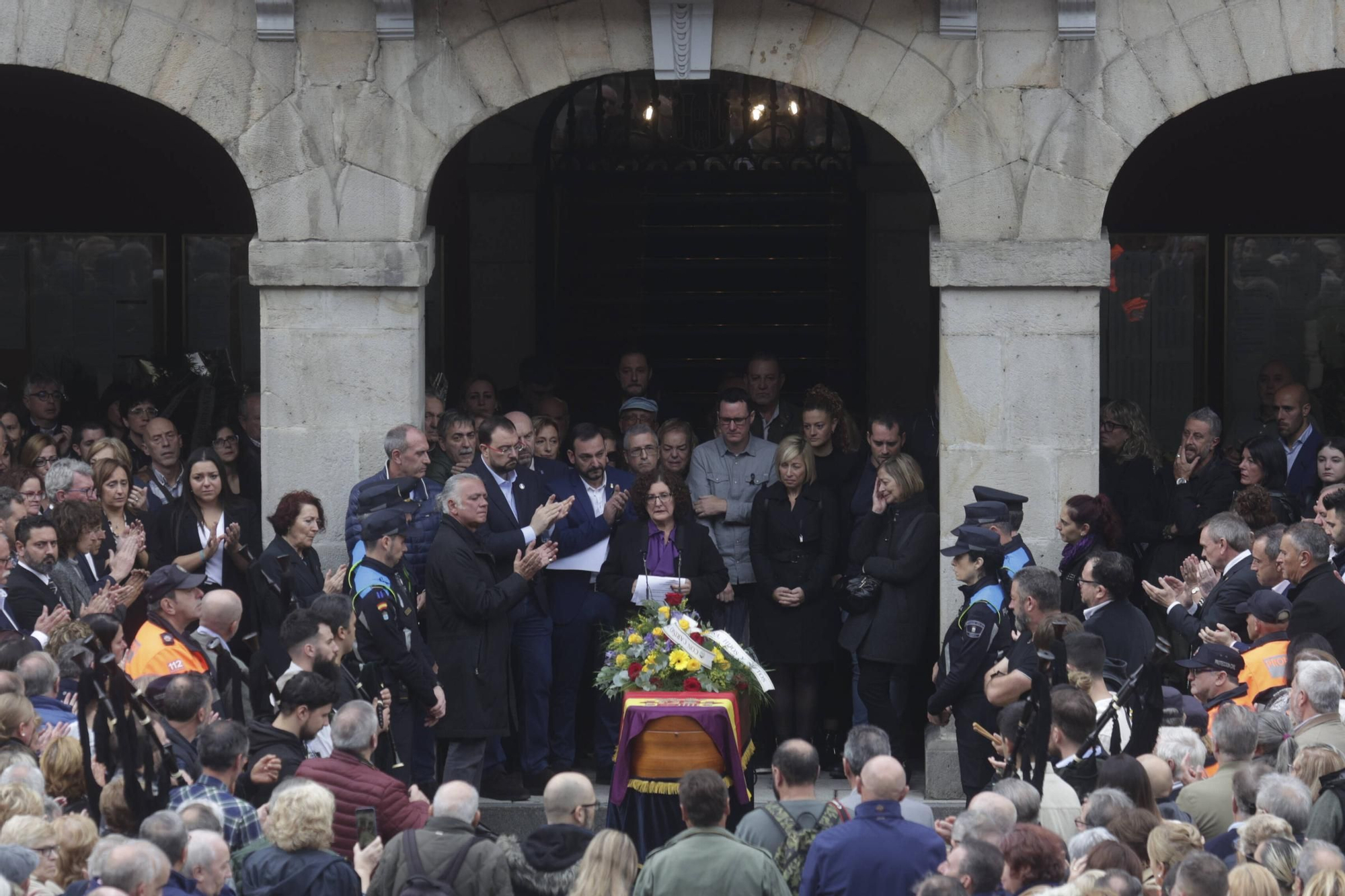 EN IMÁGENES: Mieres se echa a la calle para despedir a su Alcalde, Aníbal Vázquez