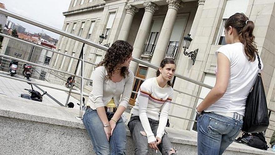 Un grupo de universitarias, ante la centenaria Escuela de Peritos.