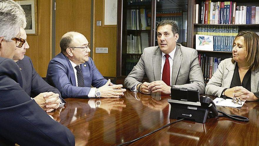 Oliveira y Castro, en el centro de la imagen, en la reunión de ayer.