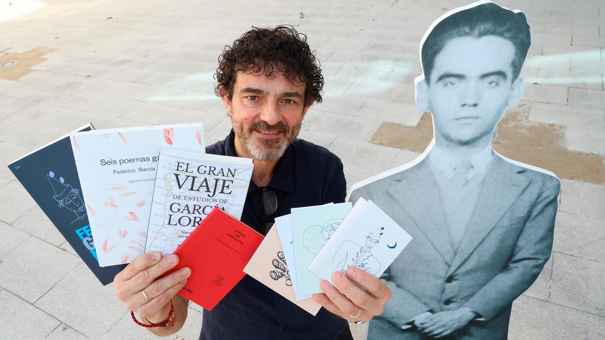 Henrique Alvarellos, con ejemplares de libros y cuadernos lorquianos de su editorial.