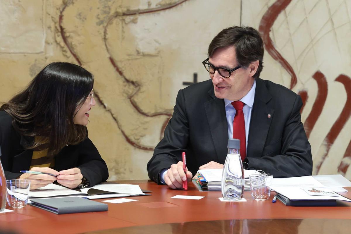 El president de la Generalitat, Salvador Illa, con la consellera de Interior, Núria Parlon, durante la reunión del Govern de este martes