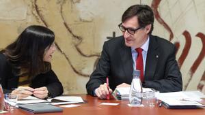 El president de la Generalitat, Salvador Illa, con la consellera de Interior, Núria Parlon, durante la reunión del Govern de este martes