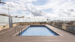 Piscina con vistas en una promoción de lujo en Sant Gervasi, comercializada por Engel&Völkers.