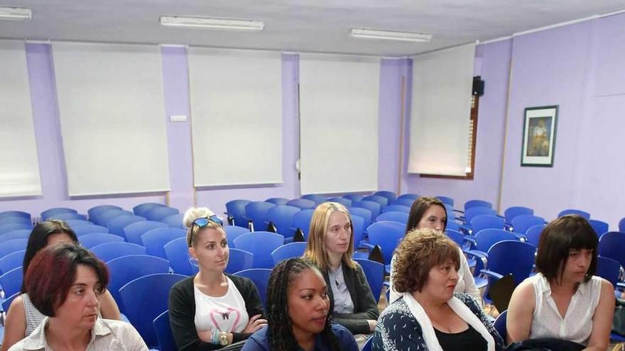 Participantes en el taller para formar cuidadoras que la Fundación de la Siderurgia Integral llevó a cabo en el colegio Enrique Alonso.