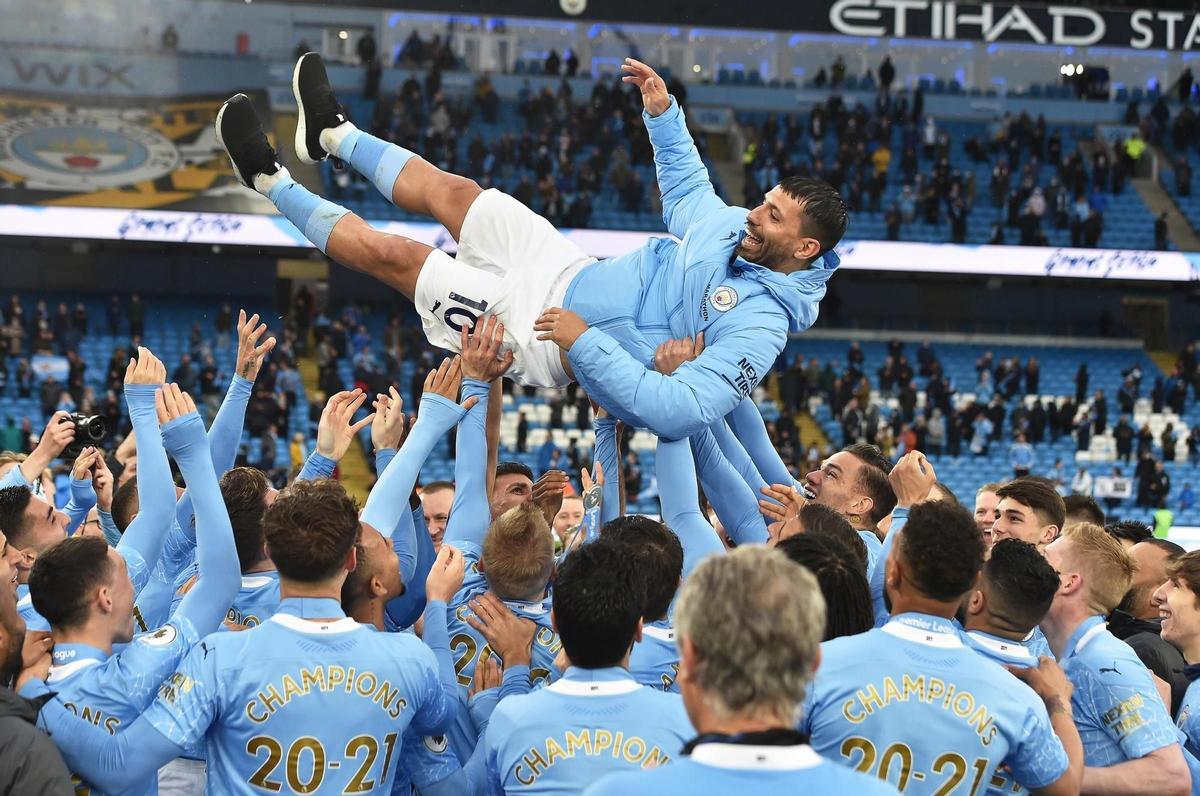 Manchester (United Kingdom).- (FILE) - Sergio Aguero (up) of Manchester City celebrates with teammates during the Premier League trophy presentation after the English Premier League soccer match between Manchester City and Everton FC in Manchester, Britain, 23 May 2021 (re-issued on 15 December 2021). Argentinian striker Sergio 'Kun' Aguero announced his retirement during a press conference in Barcelona, Spain, on 15 December 2021. *** Local Caption *** 56918963 (España, Reino Unido) EFE/EPA/Peter Powell *** Local Caption *** 56918963