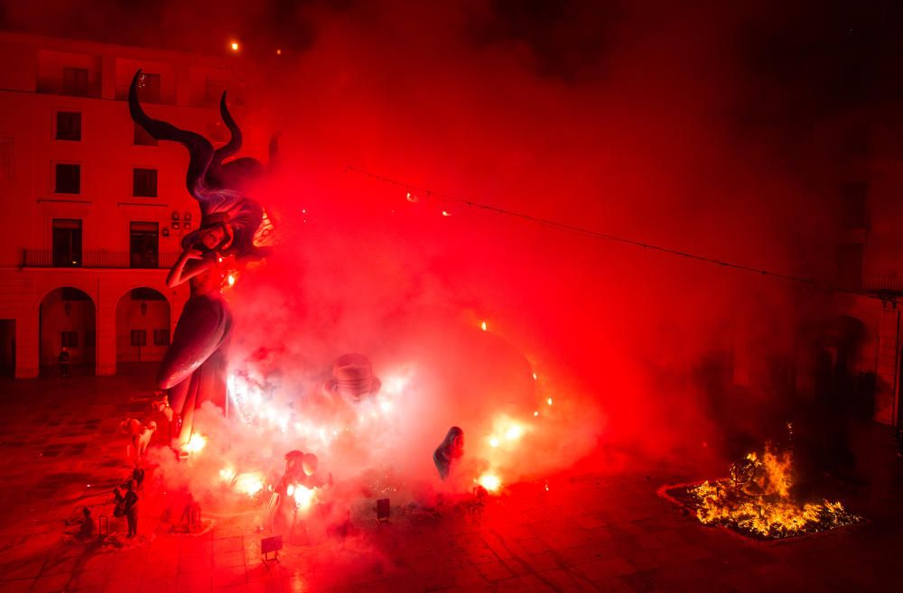 Alicante se rinde al fuego en su noche grande con la Cremà.