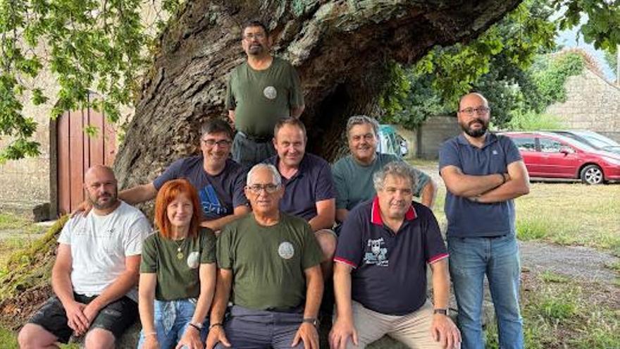 La comisión de fiestas bajo el carballo de Santa Margarida.