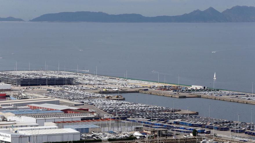 Terminal de Bouzas, ayer, 
colmada de coches y sin 
buques Ro-Ro.   | // MARTA G. BREA