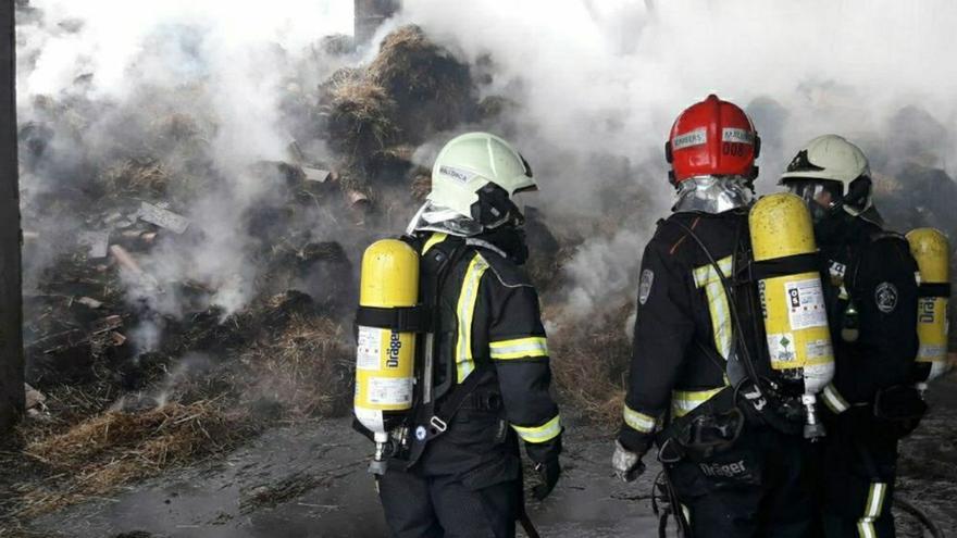 Bombers de Mallorca durante una intervención en un incendio en la isla.