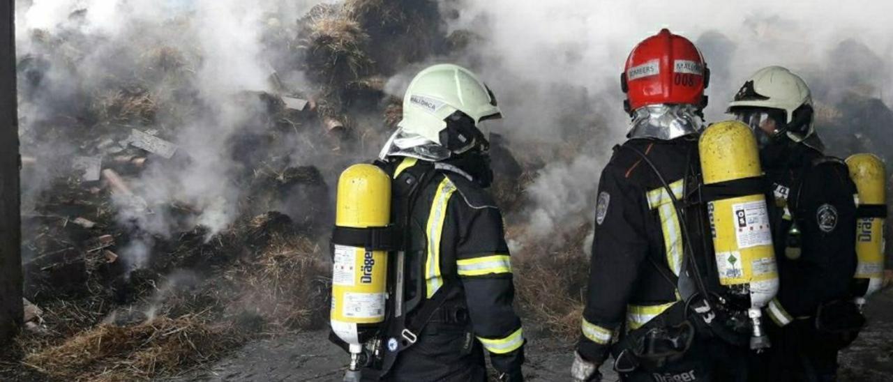 Bombers de Mallorca durante una intervención en un incendio en la isla.