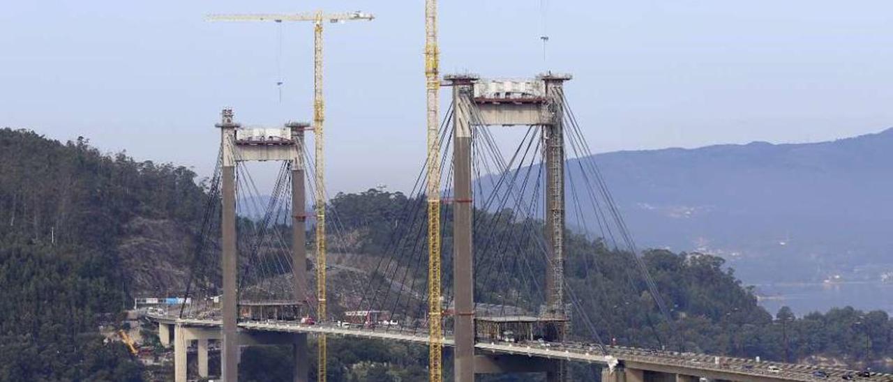 Imagen del puente de Rande con las grúas empleadas en las obras de ampliación. // Ricardo Grobas