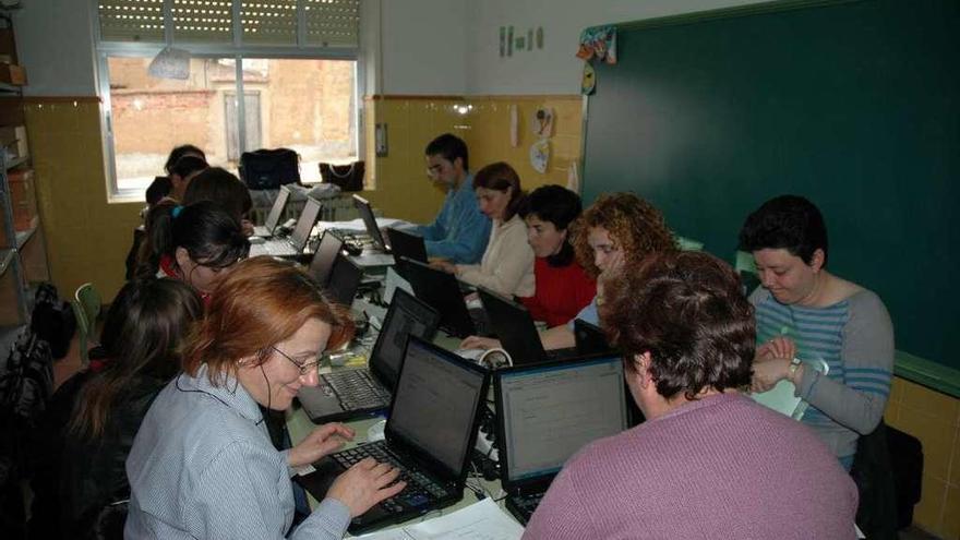 Un grupo de personas del medio rural navega por Internet.