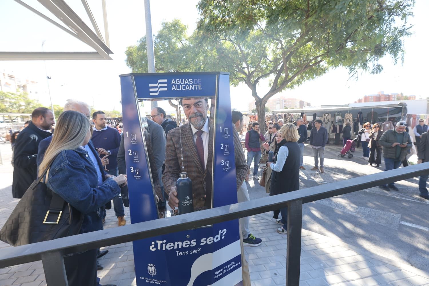 Aguas de Alicante instala una nueva fuente de agua potable refrigerada en el mercadillo de Teulada
