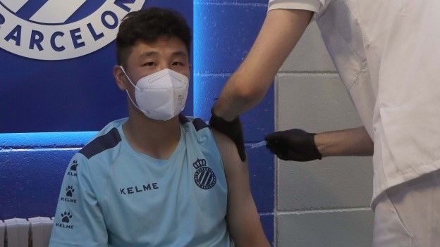 Wu Lei recibe la vacuna, este sábado en la ciudad deportiva blanquiazul.