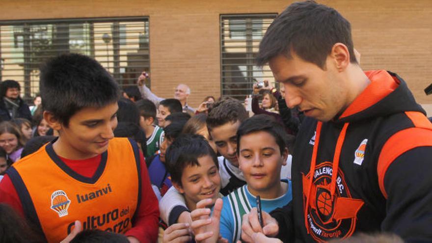 Van Rossom firma autógrafos en un colegio de Burjassot.