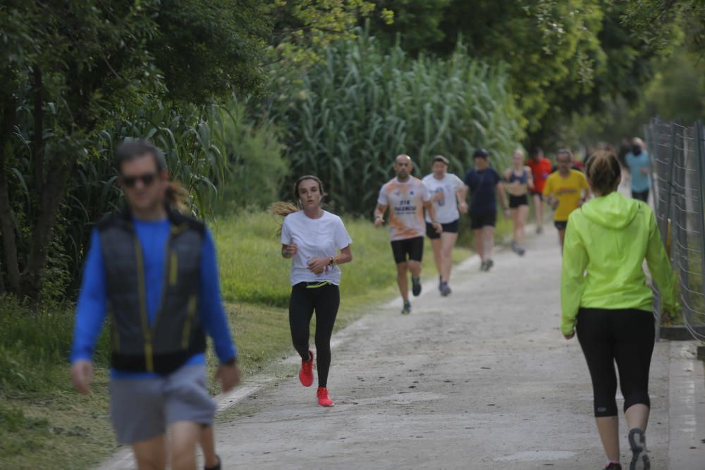 Deportistas en el Paseo Marítimo y en el Jardín del Turia de València