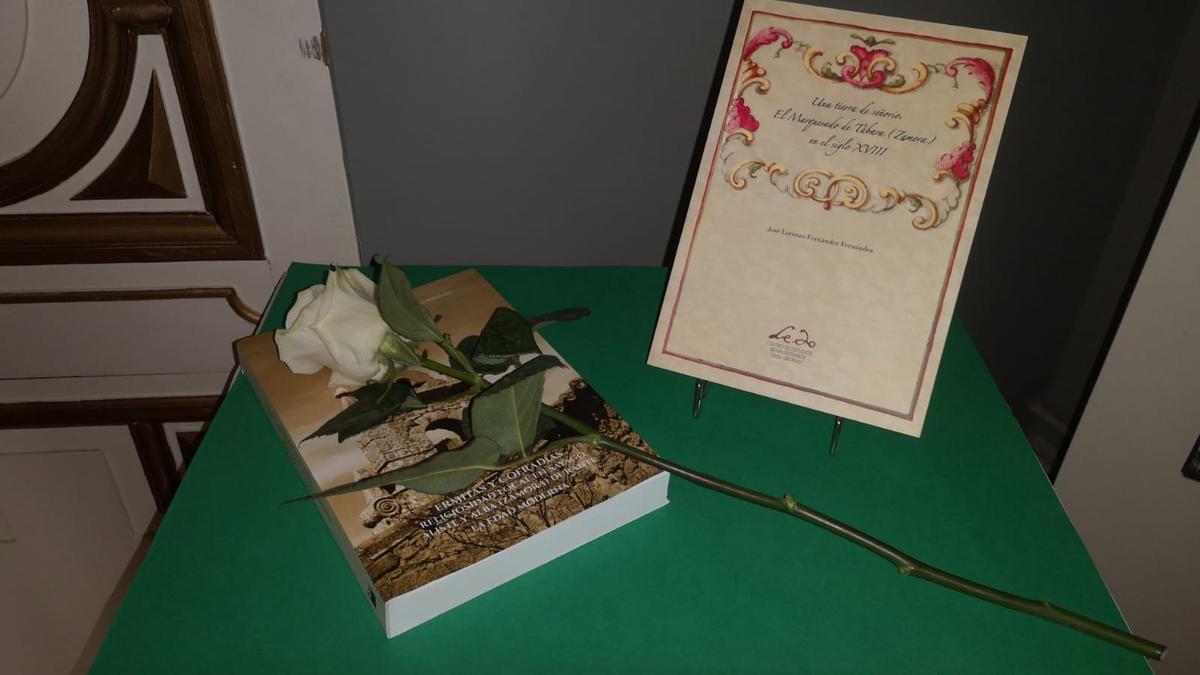 Homenaje del Centro de Estudios Ledo del Pozo a José Lorenzo Fernández, con una rosa blanca sobre uno de sus libros