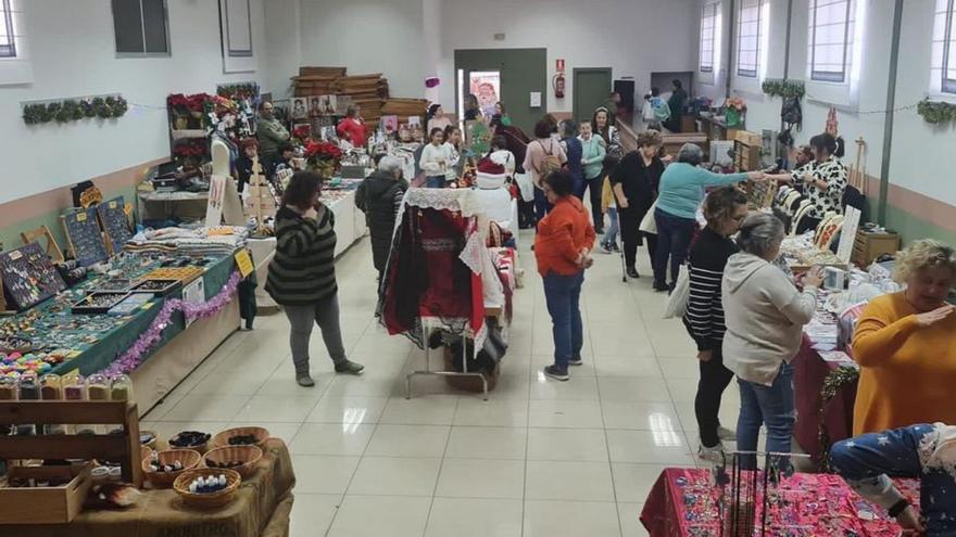 El tradicional mercadillo volvió a marcar la cuenta atrás para la Navidad. | SERVICIO ESPECIAL