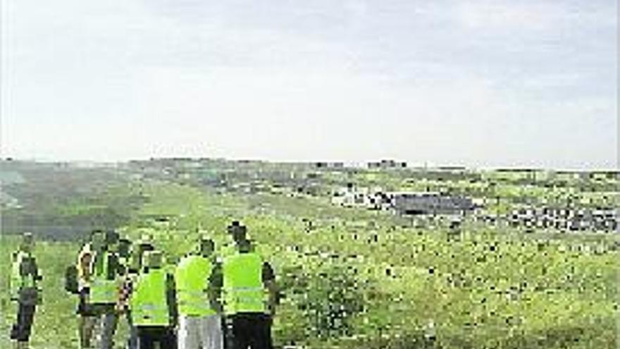 Els agents cívics, durant la visita a l&#039;abocador comarcal.