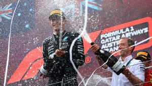 Spielberg (Austria), 30/06/2024.- Mercedes driver George Russell of Britain celebrates on the podium after winning the Formula One Austrian Grand Prix, in Spielberg, Austria, 30 June 2024. (Fórmula Uno, Reino Unido) EFE/EPA/MARTIN DIVISEK