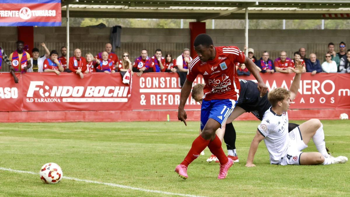 Luis Rivas finaliza la jugada que supuso el gol de la victoria ante la Cultural Leonesa