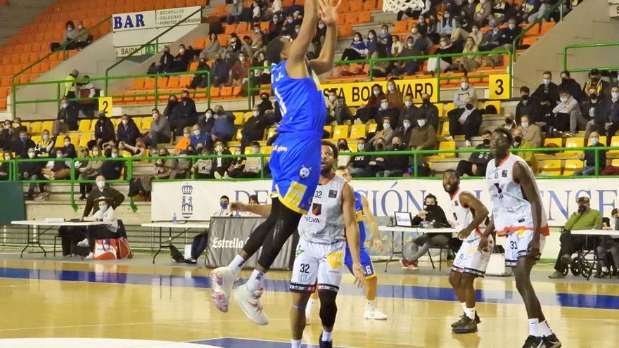 Darius Carter, sumando dos puntos al casillero local ante el Zamora. |  // FERNANDO CASANOVA