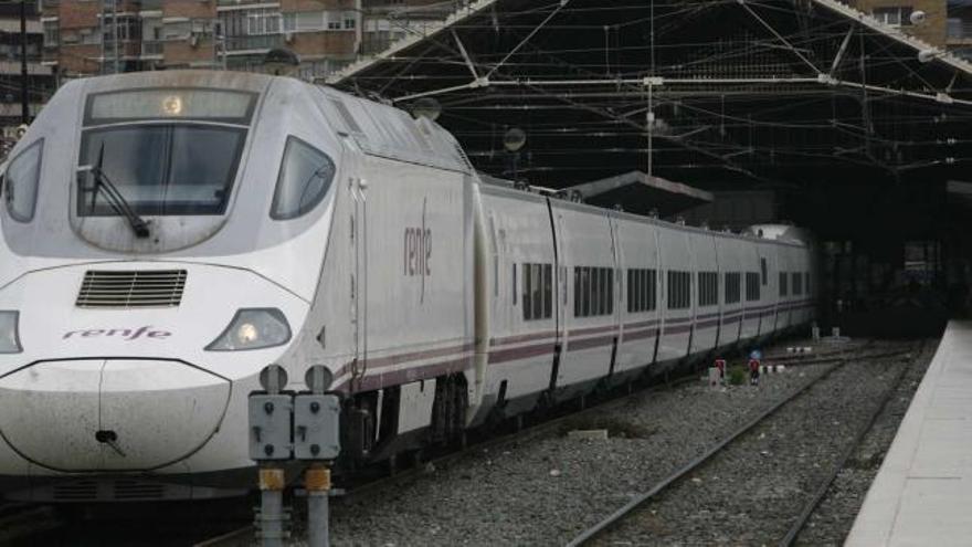 Uno de los trenes que cubren la relación con Madrid en la estación término de Alicante, en una imagen de archivo.