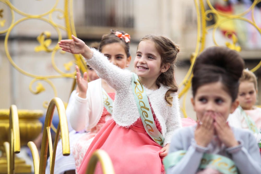 Los niños de todas las comparsas consiguen lucirse durante el Desfile Infantil a pesar del tiempo