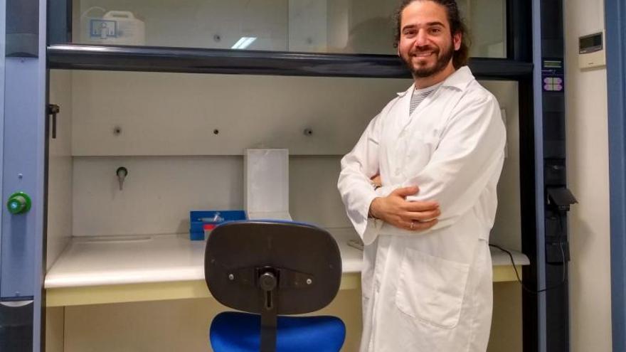 Rayco Guedes en el laboratorio del grupo de investigación de Análisis Químico Medioambiental en el Campus de Tafira de la ULPGC . | | LP/DLP