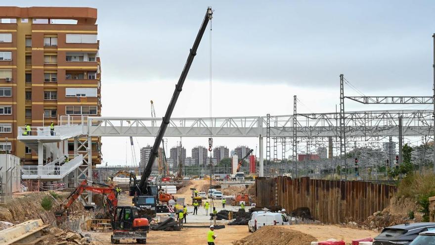 Movilidad sustituye la pasarela ciclopeatonal sobre las obras del Canal de Acceso