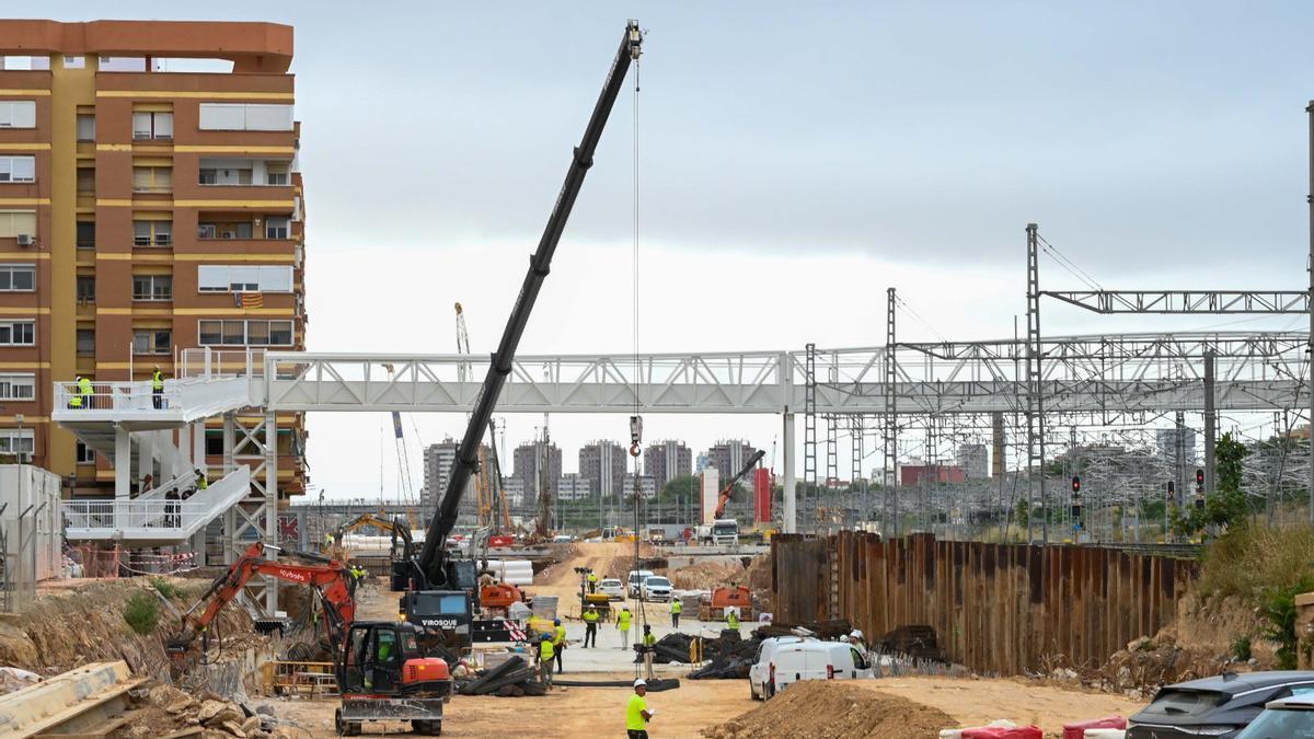Movilidad sustituye la pasarela ciclopeatonal sobre las obras del Canal de Acceso