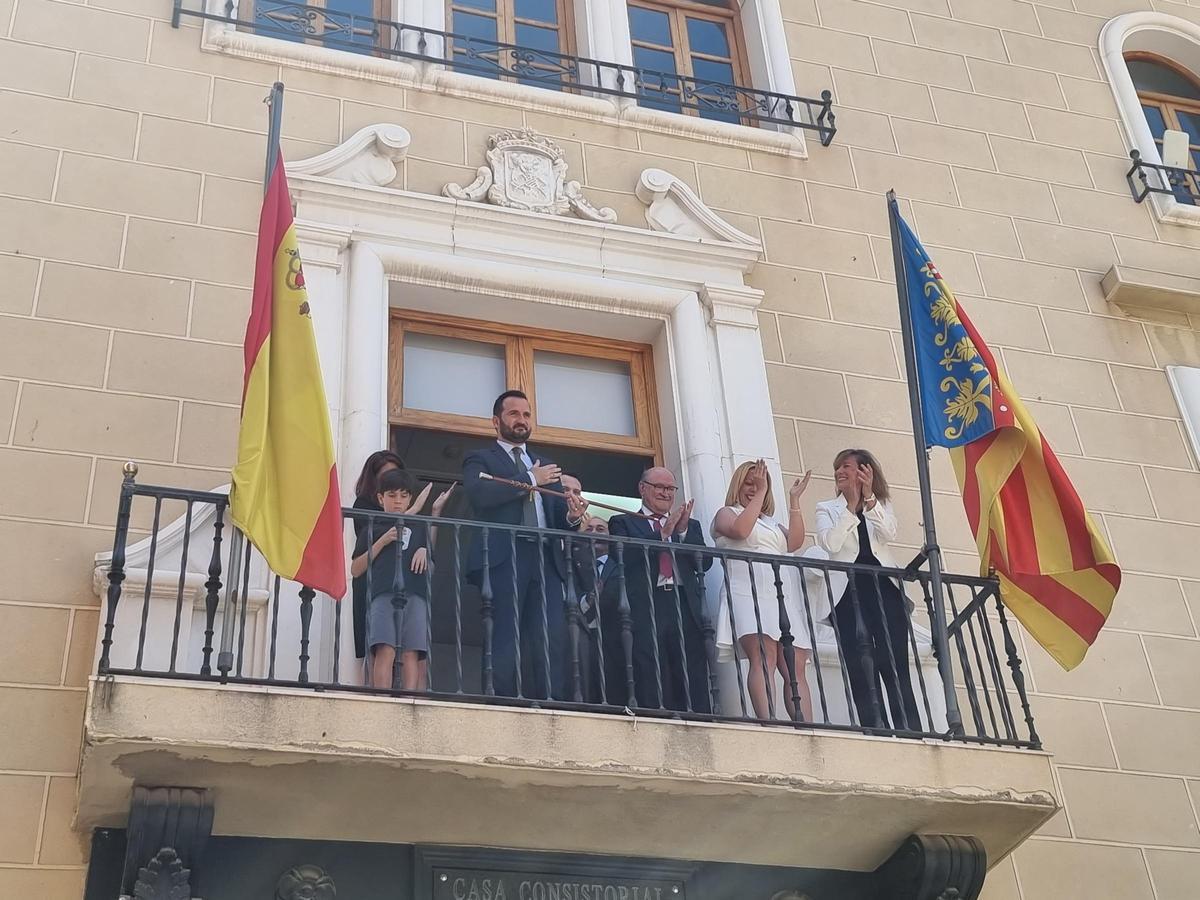 Manuel Martínez Sirvent sale al balcón del Ayuntamiento de Callosa de Segura tras ser investido como alcalde.