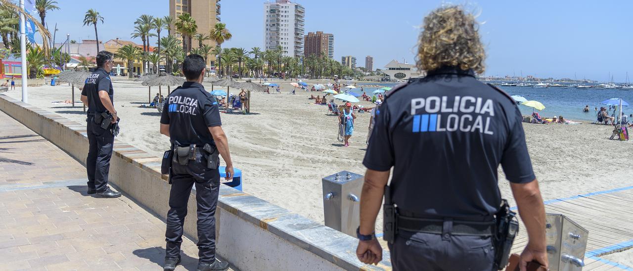 Tres agentes de la Policía Local de San Javier, este jueves caminando por una zona de La Ribera.