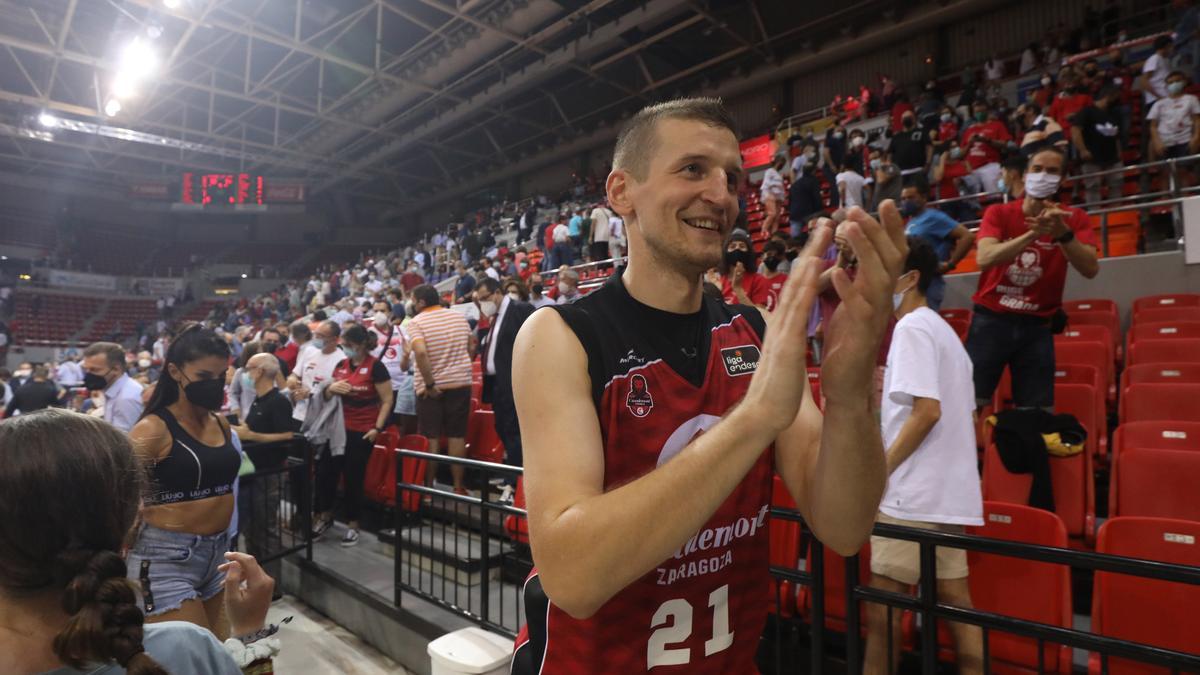 Adam Waczynski aplaude a la afición tras un partido del Casademont.