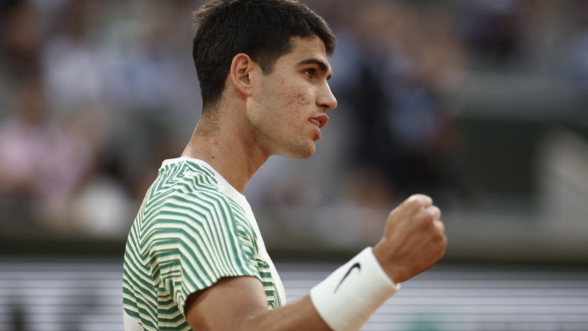 Carlos Alcaraz celebra un punto en el triunfo ante Tsitsipas en Roland Garros