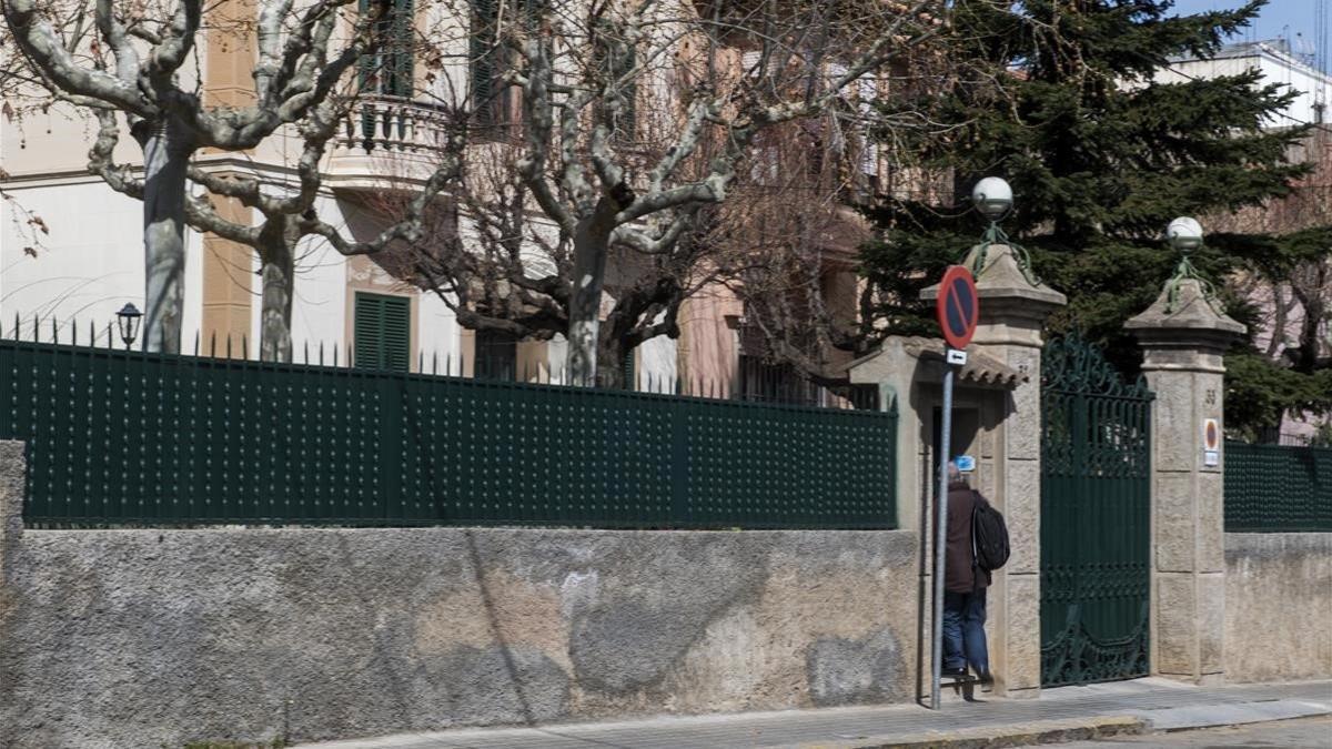 colegio Sant Ignasi de Barcelona donde se han descubierto nuevos abusos sexuales  y a su lado la residencia en el numero 31-33 de la calle Margenat donde residen  dos de los sacerdotes acusados